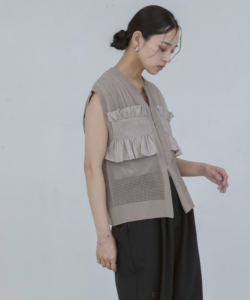 ベスト ジレ シャーリングフリルメッシュニットベスト レディースの画像