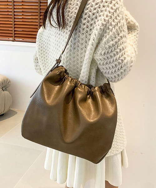 Urban Outfitters☆ 光沢スタッズ・ヴィーガンレザーショルダー 2412249926_2_1600x.jpg?v=