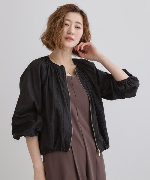 【プルミエアロンディスモン】ギャザーブルゾン　ノーカラー　ジップアップ　上品 ナイロンサテンブルゾン】｜1er Arrondissement（プルミエ アロン ジャケット・アウター