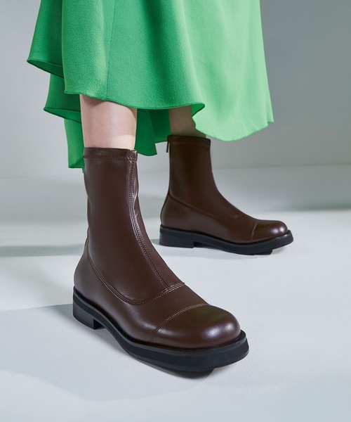 ラウンドトゥのアンクルブーツ CHARLES ＆ KEITH ブーツ ラウンドトゥ ジップアップアンクル