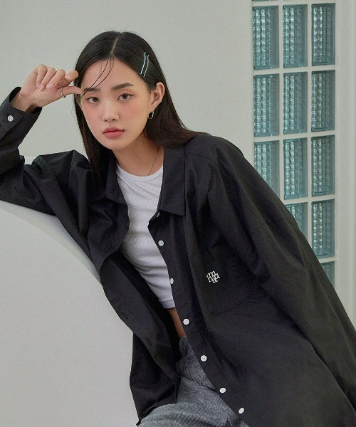 ブラウス シャツ A'GEM/9 × .kom「muah muah/ムーアムーア」SIGNATURE LOGO POINT COTTON OVERFI
