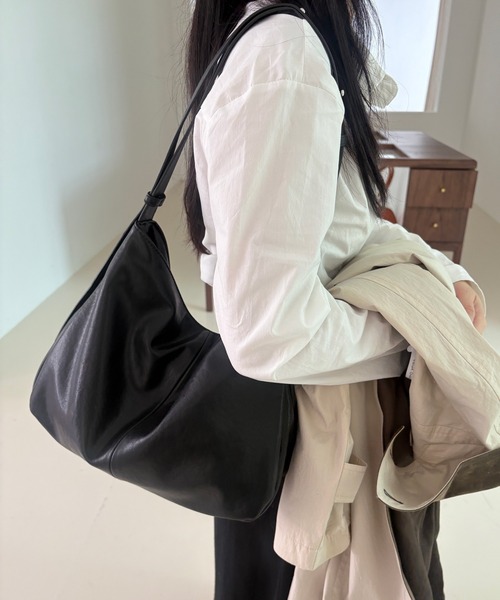 Chiina ショルダーバッグ バッグ Chiina /合皮レザー 大容量シンプル