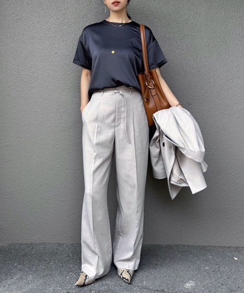 雑誌掲載商品[Emma Taylor]エンボスサテンペタルスリーブブラウス Emma Taylor（エマテイラー）の「エンボスサテンペダルスリーブ