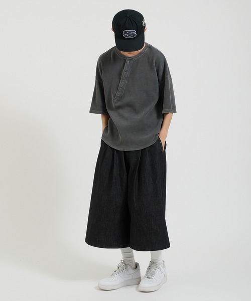 Perushu (ペルーシュ)スタッズ付きブラックデニムリジットデニム Perushu（ペルーシュ）の「クラッシュスタッズワイドルーズ