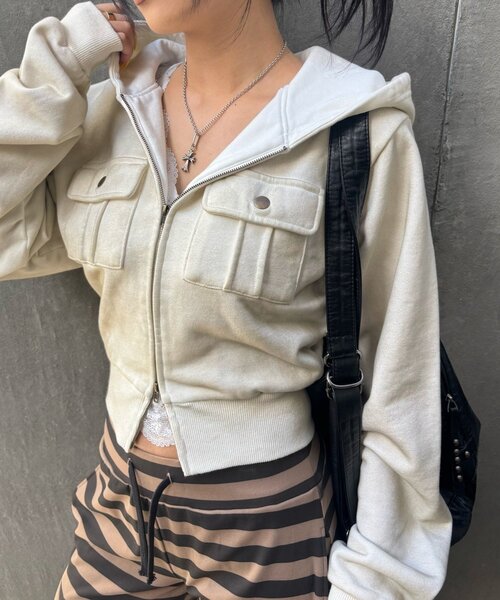 【カーキ】【WHO'S WHO gallery】フラップショートジップフーディ WHO'S WHO gallery（フーズフーギャラリー） パーカー フラップ