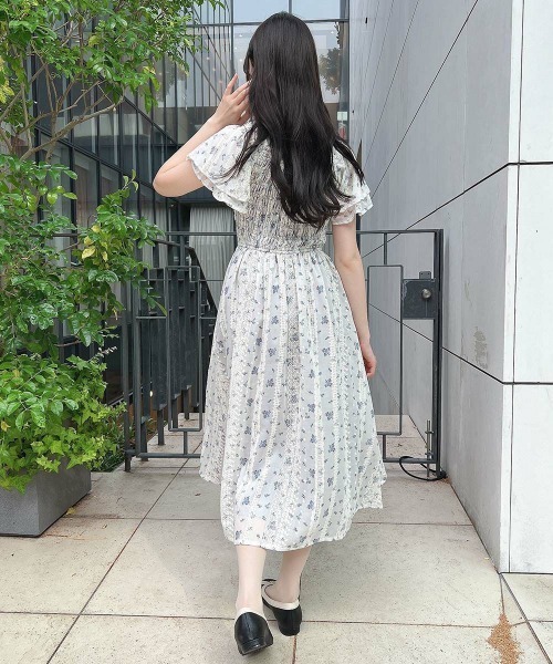 フィント フリル使い小花柄シャーリングワンピース フリル使い小花柄シャーリングワンピース（ワンピース）｜F