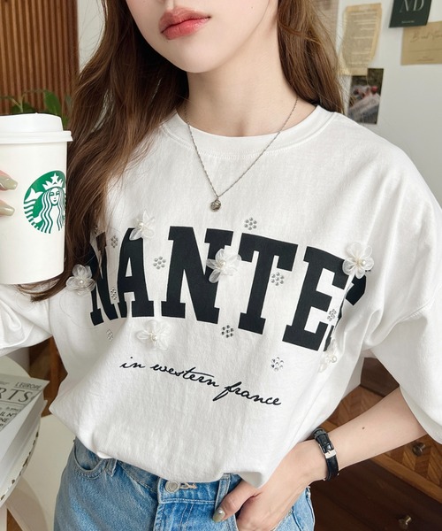 moment+ tシャツ ビジュー＆フラワーモチーフ付きカレッジロゴプリント