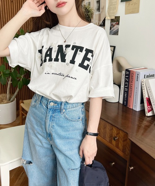 moment+ tシャツ ビジュー＆フラワーモチーフ付きカレッジロゴプリント