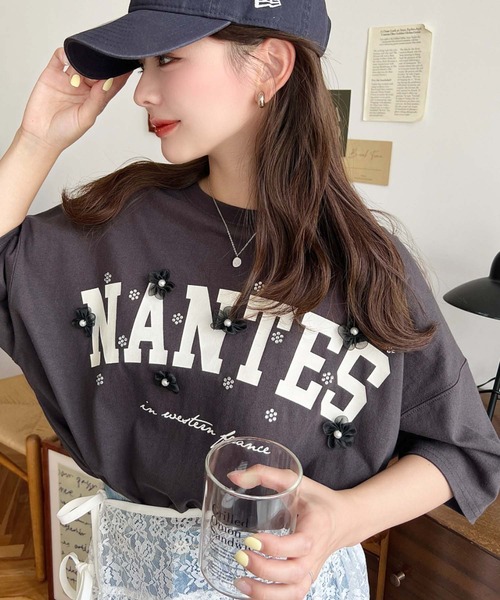 moment+ tシャツ ビジュー＆フラワーモチーフ付きカレッジロゴ