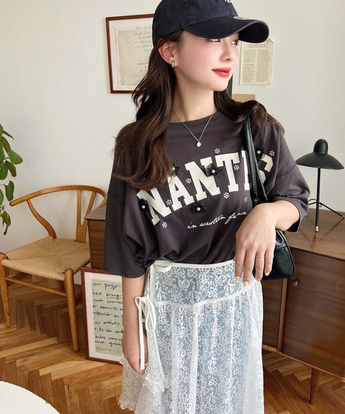 moment+ tシャツ ビジュー＆フラワーモチーフ付きカレッジロゴ