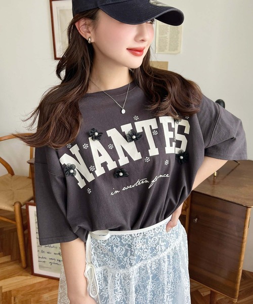 moment+ tシャツ ビジュー＆フラワーモチーフ付きカレッジロゴ