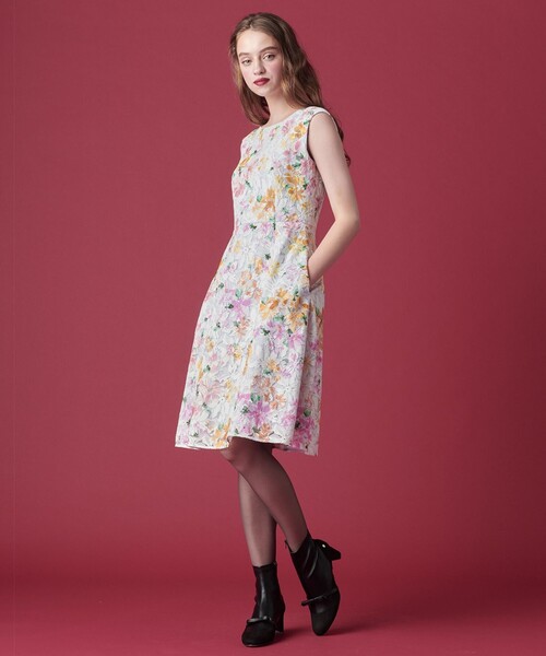 TOCCA／サイズ4 総刺繍華やかワンピース ノースリーブ ホワイト カラフル TOCCA（トッカ） ノースリーブワンピース 0 ホワイト レディース