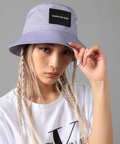 Urban Outfitters☆ キャデラックパッチ・バケツハット Calvin Klein Jeans 帽子 ハット スポーティ ロゴ バケット