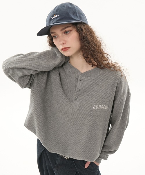 Drawer バイカラー クールネック　サイドスリット刺繍Tシャツ CODDERR ヘンリーネック tシャツ 「CODDERR」アーチロゴ刺繍 ドロー