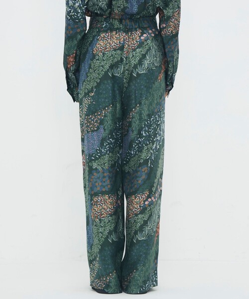 CABaN（キャバン） パンツ シルクツイル FLOWER RIVERプリント 2タック