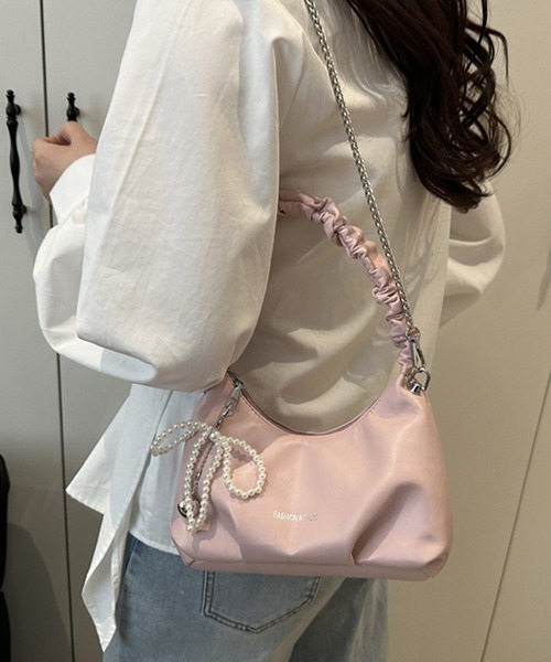 ベージュ ショルダーバッグ パールチャーム付き STYLEBLOCK ショルダーバッグ バッグ パールチャーム付きワン