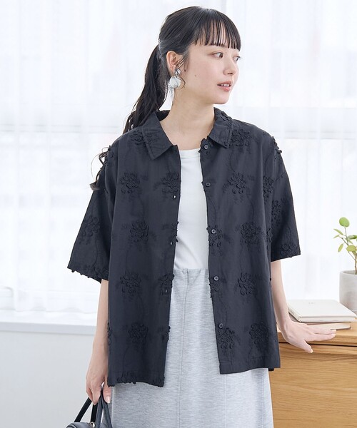 値下げしました‼️新品未使用・タグ付き‼️立体フラワー刺繍 ブラウス 半袖 ベージュ coen（コーエン） ブラウス シャツ 3Dフラワー刺繍 ハーフスリーブ