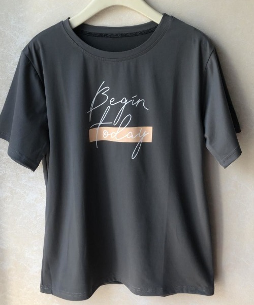 tシャツ 大人かわいいロゴプリント白Tシャツ。 半袖で春夏もカジュアル