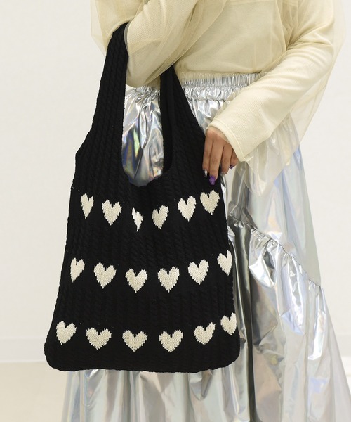 美品　Think Bee! ハート 総柄 A4収納 トートバッグ DAY CLOSET トートバッグ 「A4収納可」長めの持ち手で肩掛けしやすい