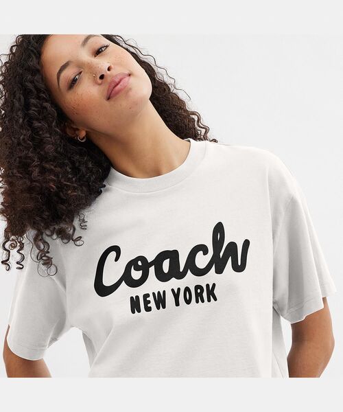 送料無料 お COACH tシャツ カーシヴ シグネチャー クロップド Tシャツ トップス