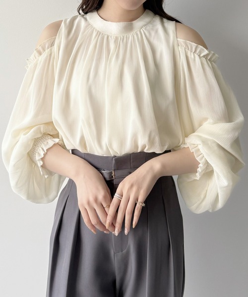 myine オフショル風フリルギャザーブラウス(ブラック) myine(マイン)の「オフショル風フリルギャザーブラウス(ブラック