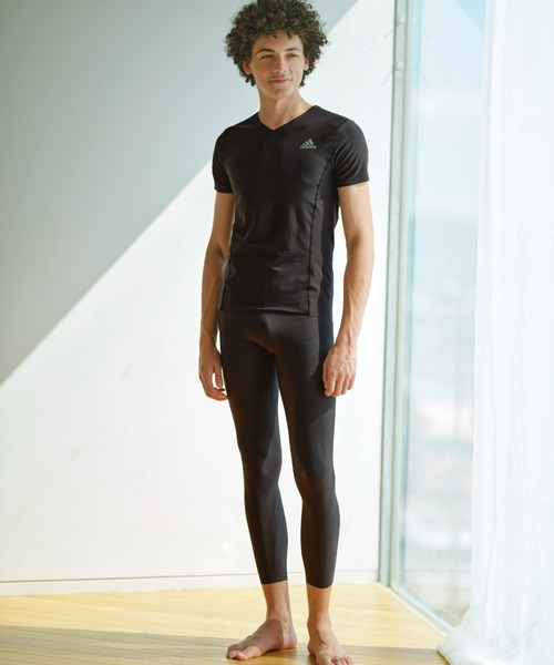 【adidas】ストライプス Vネック Tシャツ ★トレンドアイテム♪ adidas（アディダス）の「スリーストライプス Vネック スリム