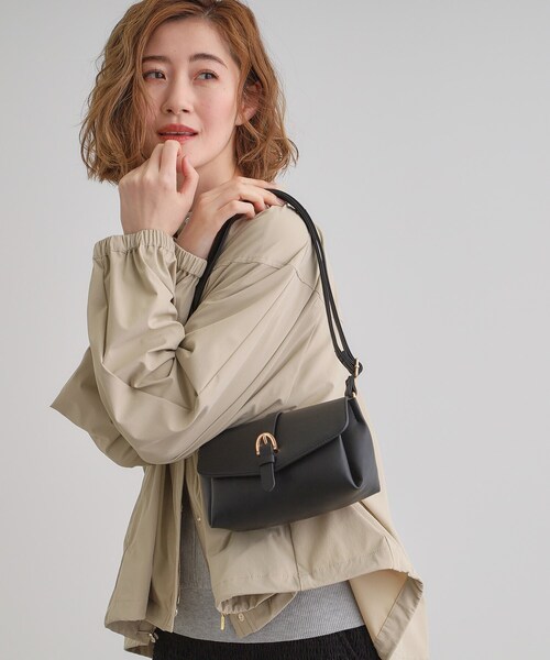 ショルダーストラップ付き ブラック ミニベルベットバッグ 美品】Paul Smith 本革レザー 金具ロゴ ボディバック 肩がけ