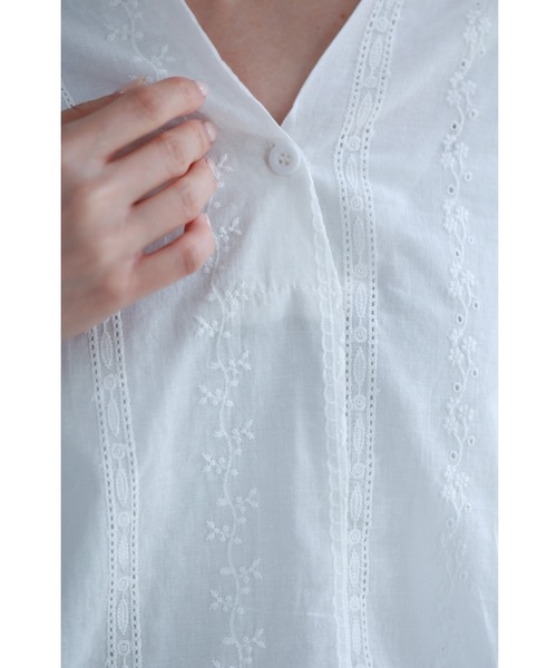 cawaii ブラウス シャツ 袖に咲く青い花刺繍のブラウストップス