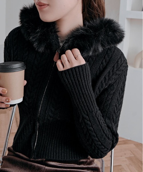 ニット セーター ふんわりファーで華やかに。エコファー フード