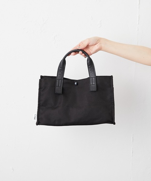 新品　ear PAPILLONNER イアパピヨネ ブラック ハンドバッグ 大人らしさを際立たせるミニマルな黒と、 使いやすい機能面が備わった