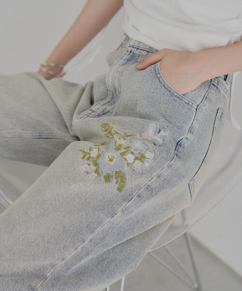 Chico（チコ） ジーンズ デニム デニムパンツ フラワー刺繍フレア
