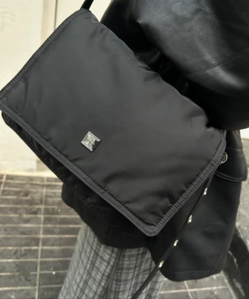 バーバリー ブラック コンパクトショルダーバッグ 日常使いに最適 バーバリー BURBERRY バッグ 斜め掛けバッグ ショルダーバッグ 8065933