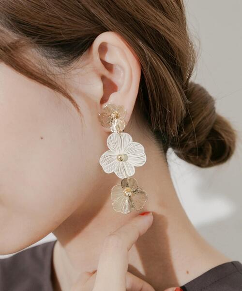SMELLY（スメリー） イヤリング トリプルフラワーイヤリング