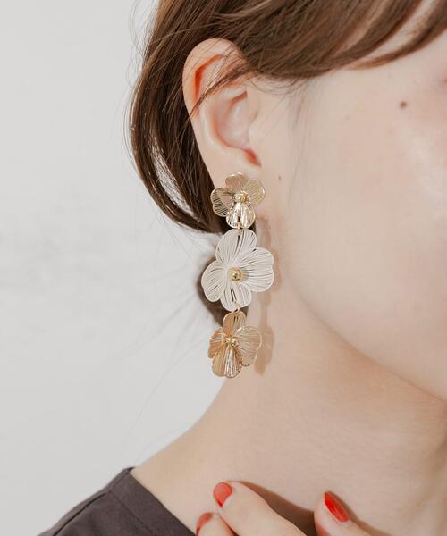 SMELLY（スメリー） イヤリング トリプルフラワーイヤリング