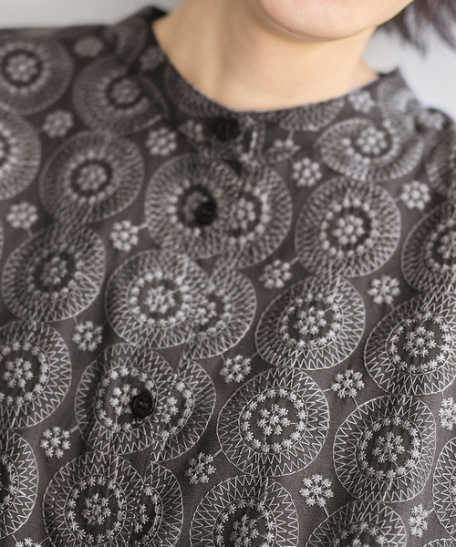 Vivienne刺繍入りベージュ5分袖シャツワンピース Viola e ワンピース サークル刺しゅう5分袖シャツワンピース