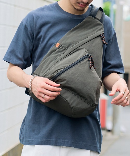 [美品] UNIVERSAL OVERALL ショルダーバック UNIVERSAL OVERALL ショルダーバッグ 撥水 ナイロン ホーボー