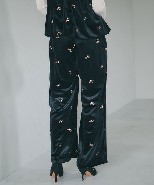 &. NOSTALGIA（ノスタルジア） パンツ フラワーベロアパンツ