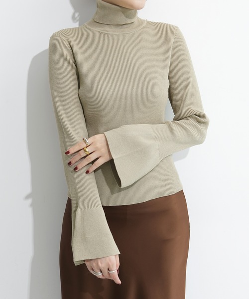 ニット セーター デザイン性のあるアイテム。配色フレアスリーブ