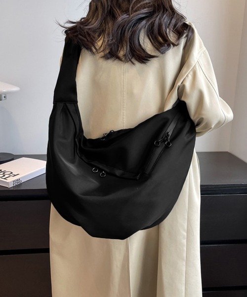 極美品 ブラック ナイロン ショルダーバッグ miniministore（ミニミニストア） ショルダーバッグ バッグ 三日月型