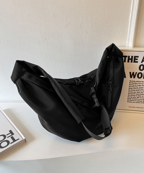 極美品 ブラック ナイロン ショルダーバッグ miniministore（ミニミニストア） ショルダーバッグ バッグ 三日月型