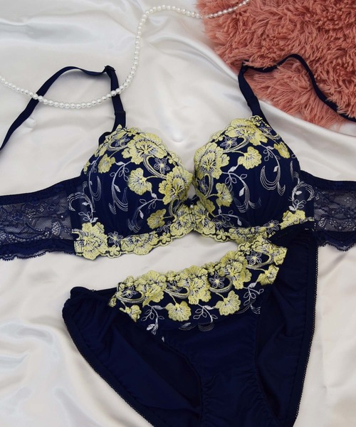 Sanei ブラジャー ショーツセット 「美谷間＆丸胸を叶える！ナチュ盛り