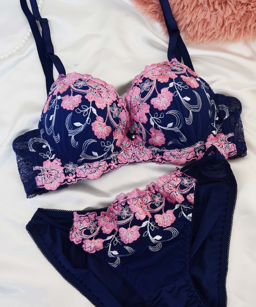 Sanei ブラジャー ショーツセット 「美谷間＆丸胸を叶える！ナチュ盛り