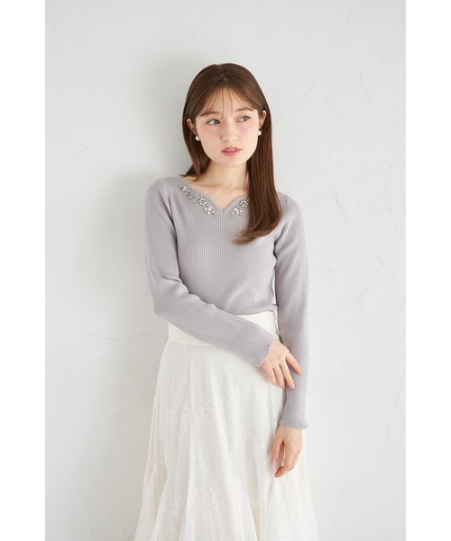 ときめきが止まらない★煌めく胸元ビジュー装飾つき袖ファーニット ホワイト tocco closet（トッコ クローゼット）の「胸元ビジュー装飾つき袖