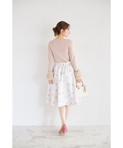 ときめきが止まらない★煌めく胸元ビジュー装飾つき袖ファーニット ホワイト tocco closet（トッコ クローゼット）の「胸元ビジュー装飾つき袖
