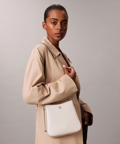 カルバンクライン 軽量 コンパクト クロスボディバッグ 斜め掛け カルバンクライン 軽量 コンパクト クロスボディバッグ 斜め掛け