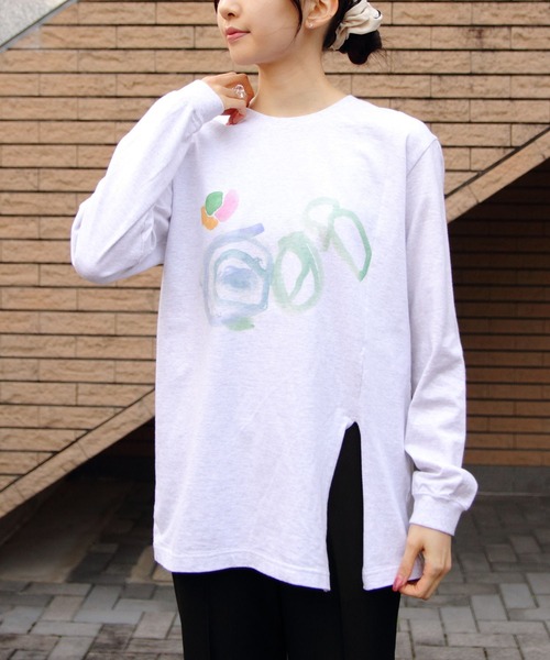 tシャツ MEYAME/メヤメ　プリントスリット ロングスリーブTEE　PRINT SLIT LONGSLEEVE TEE レディース