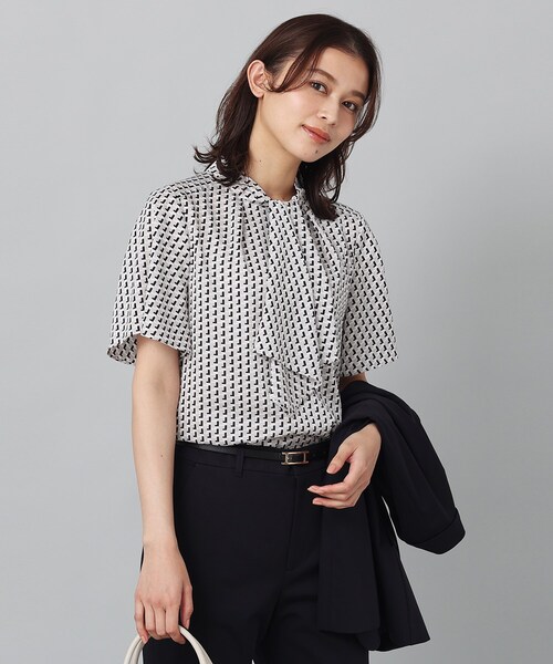 日本製【UNTITLED】ジオメ柄ボウタイ風半袖ブラウス　通勤ブラウス　2 楽天市場】【晩夏もおすすめ！／洗える】ジオメ柄 ボウタイ風