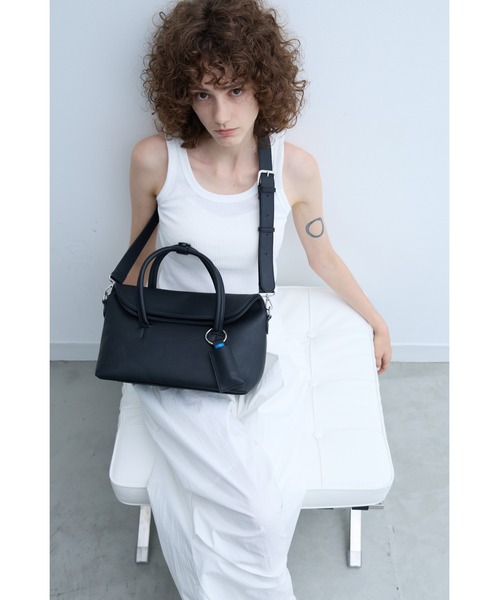 ボストンバッグ　ブラック　ショルダーストラップ付 un/neu ボストンバッグ チャーム付き2WAYフラップボストン / ペット