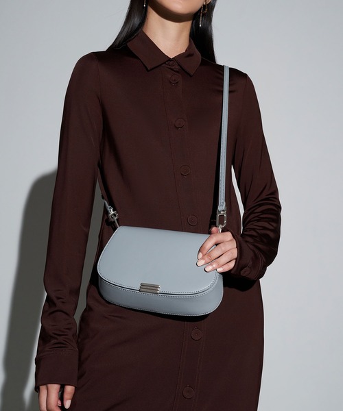 メタリックアクセント ショルダーバッグ CHARLES & KEITH（チャールズ & キース）の「Cesia セシア