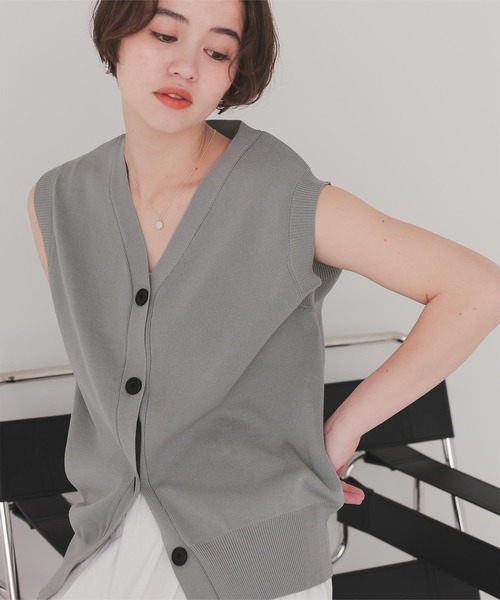 美品♡ニットベスト¥3500 titivate ベスト ジレ ベーシックフロント釦ニットベスト